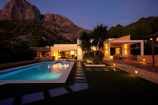 Come illuminare un giardino con piscina: idee e soluzioni d'effetto